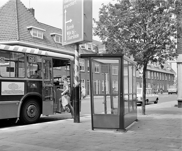 858261 Gezicht op de abri bij de bushalte aan de Albatrosstraat te Utrecht.